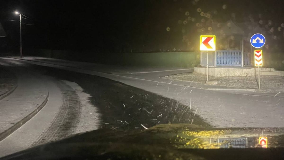 FOTO/ Cum se circulă la prima oră? Traseele naționale sunt acoperite de zăpadă pe mai multe porțiuni, anunță autoritățile