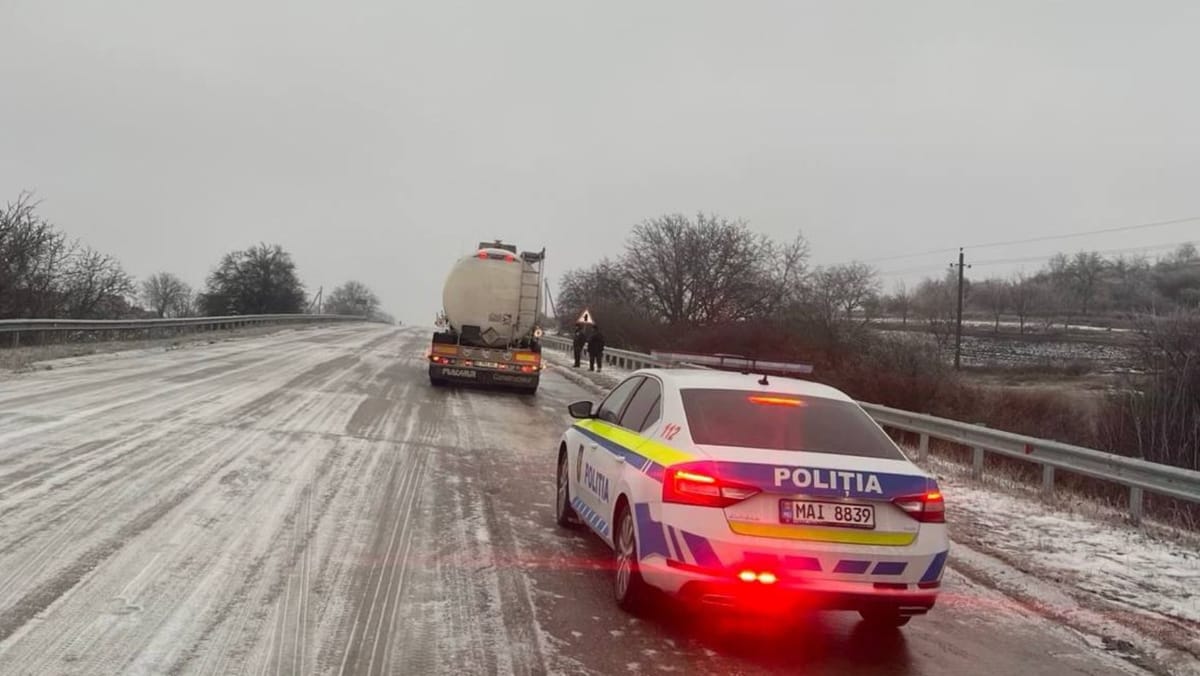 ACTUALIZARE/ Restricții de circulație pe traseul M5 din cauza poleiului. Camioanele și autobuzele, oprite temporar