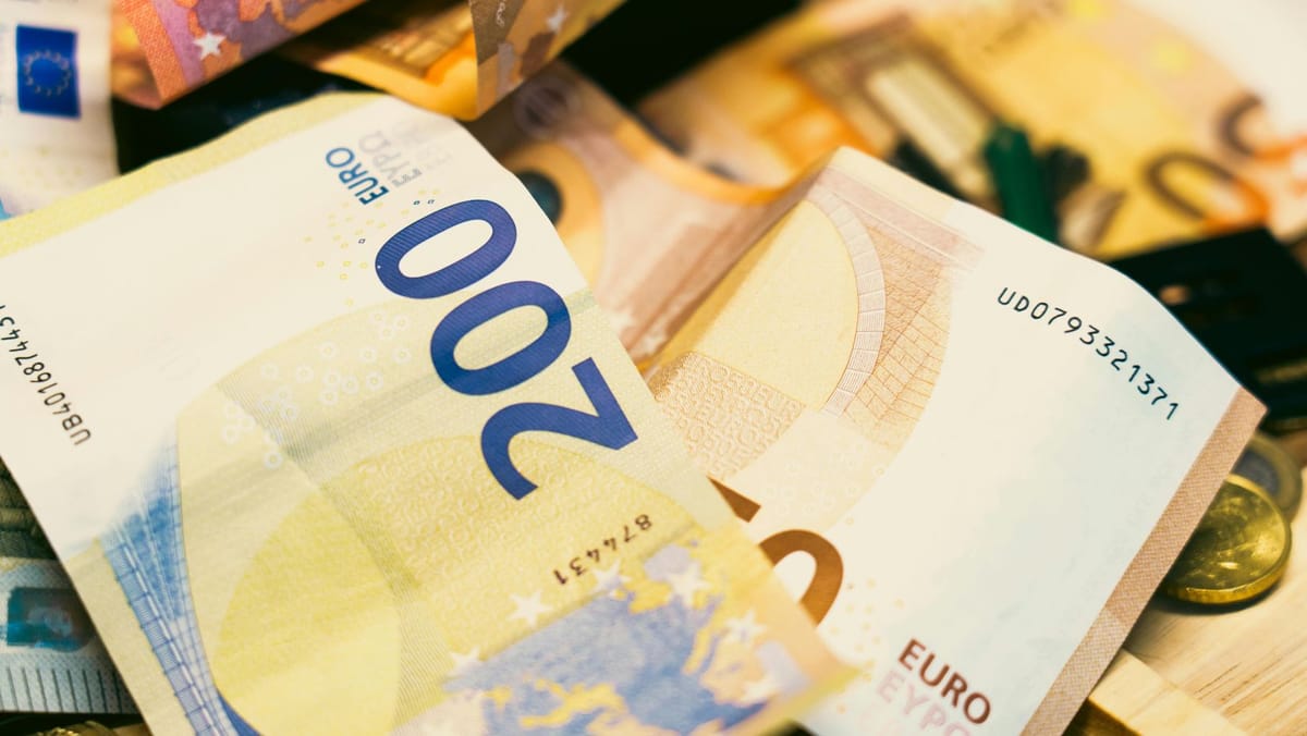 Curs valutar pentru 16 februarie. Euro și dolarul cresc ușor.