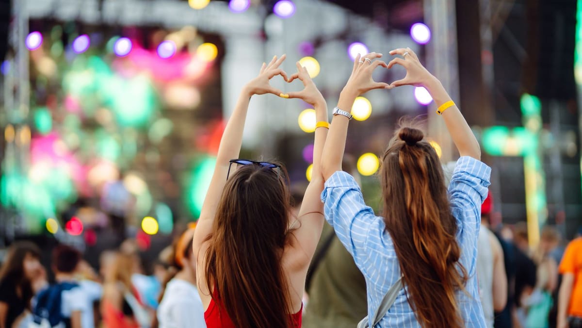 Artiști din CSI și din străinătate, doar cu notificare. Organizatorii trebuie să anunțe Guvernul înainte de invitații