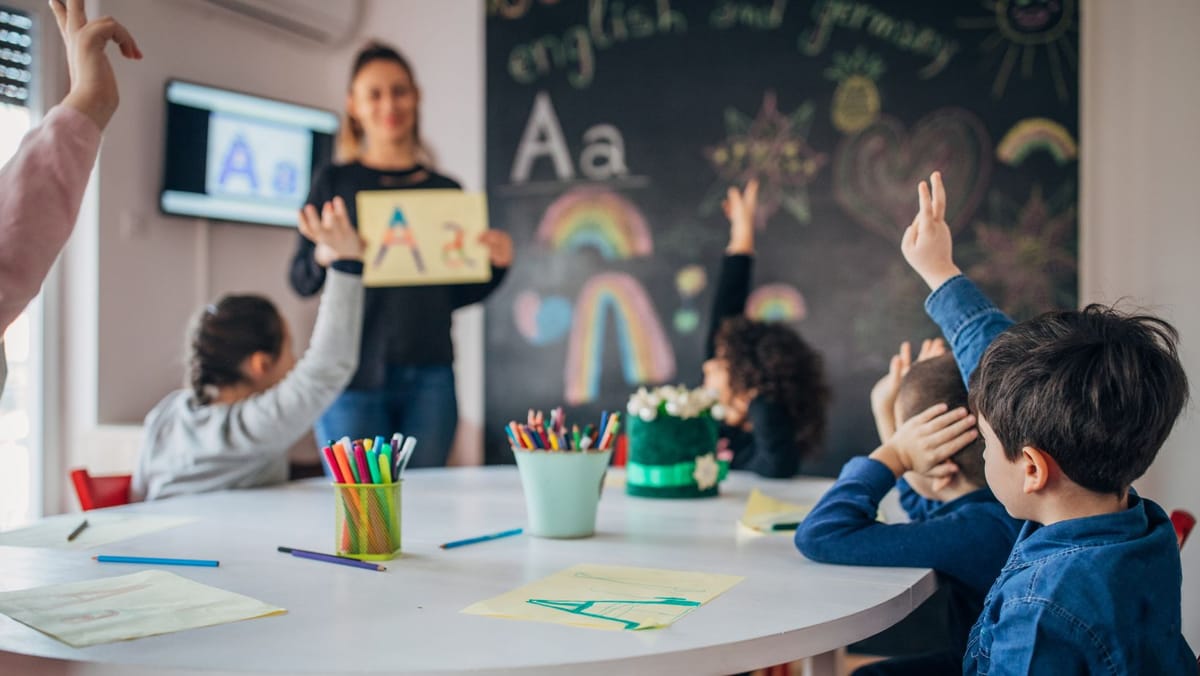 Modificări în Codul Educației. Revenirea notelor în clasa a IV-a, sprijin pentru elevi și ajutor pentru tinerii profesori