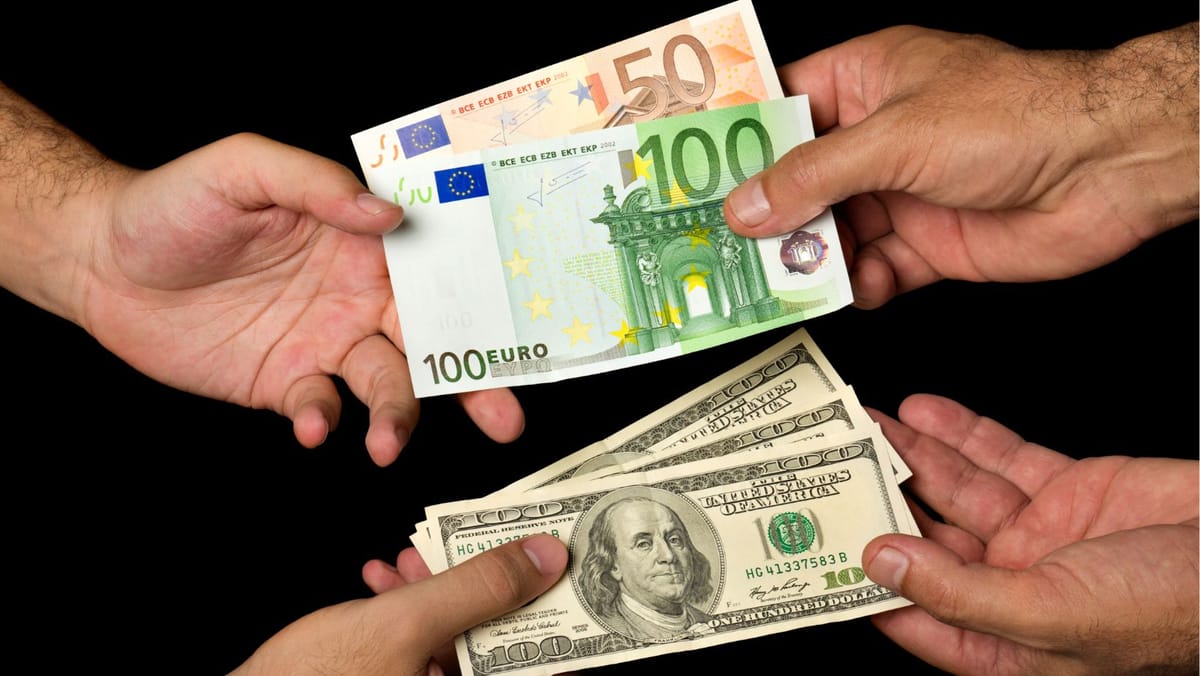 Curs valutar 17 februarie: euro crește ușor, dolarul și leul românesc sunt un pic în scădere