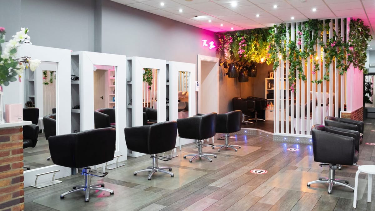 Saloanele de cosmetologie și frizeriile, în atenția autorităților fiscale