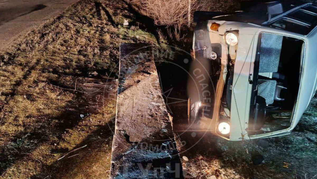 Accident în Slobozia: un șofer a rămas blocat în mașină după ce a derapat de pe șosea