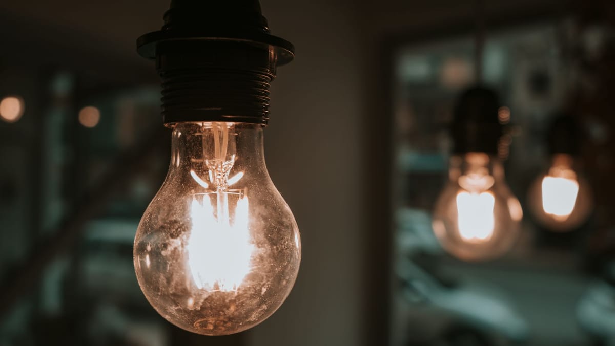 Peste 1.500 de consumatori au rămas fără energie electrică în Centru și Sud, după ninsorile de ieri