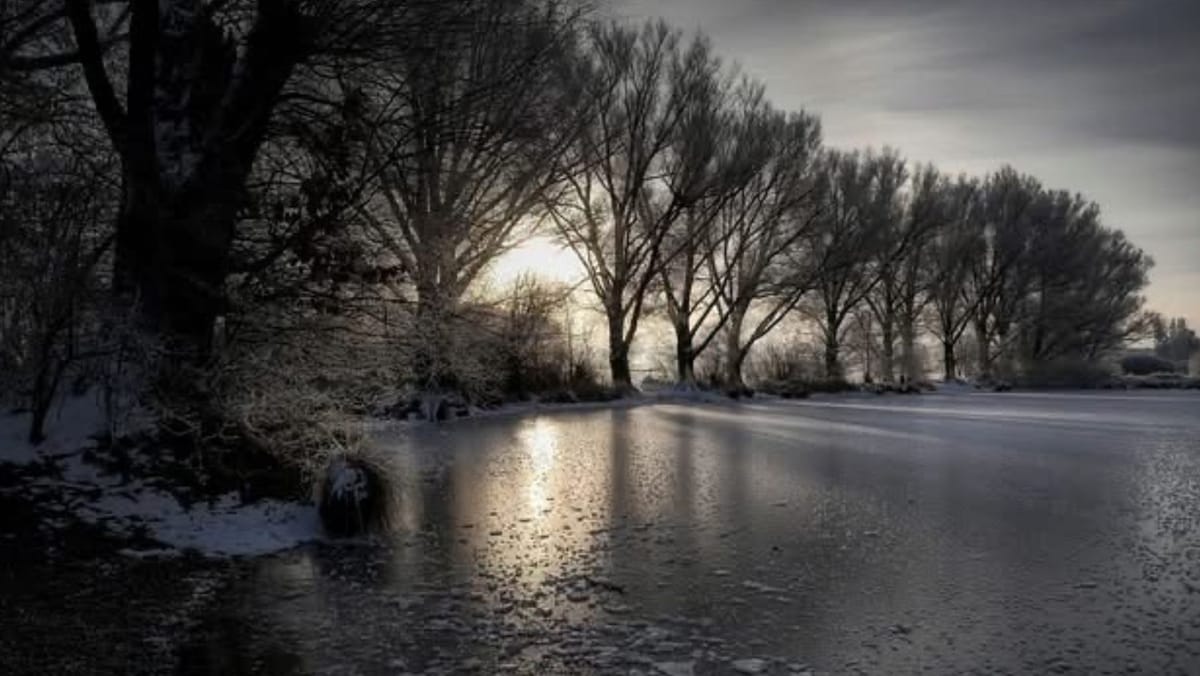 Atenționare: risc crescut de prăbușire sub gheața subțire a râurilor și lacurilor