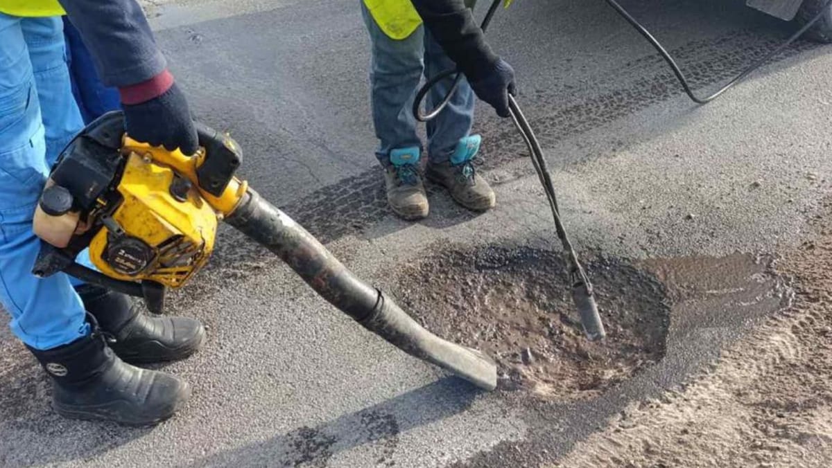 Drumarii intervin de urgență pe mai multe trasee naționale pentru plombarea gropilor apărute în carosabil