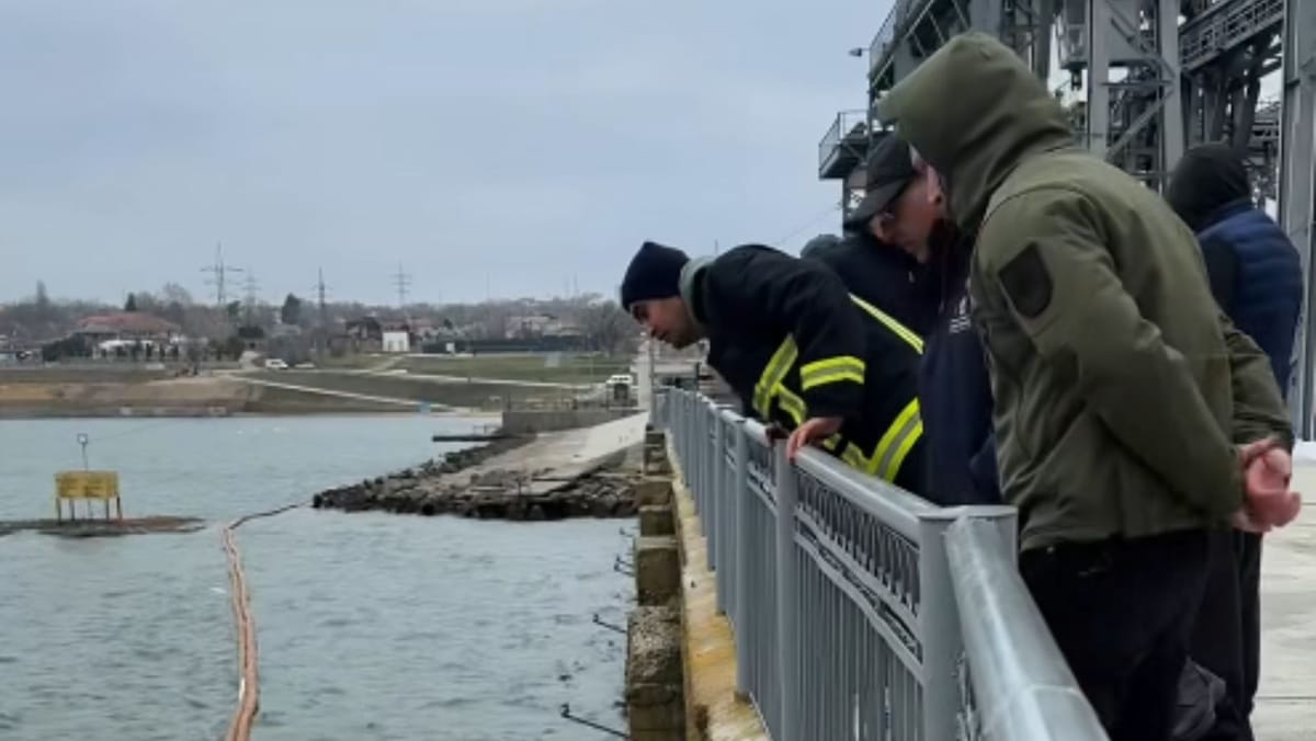 Nistrul, în continuare poluat cu substanțe petroliere. România a expediat noi echipamente pentru R. Moldova