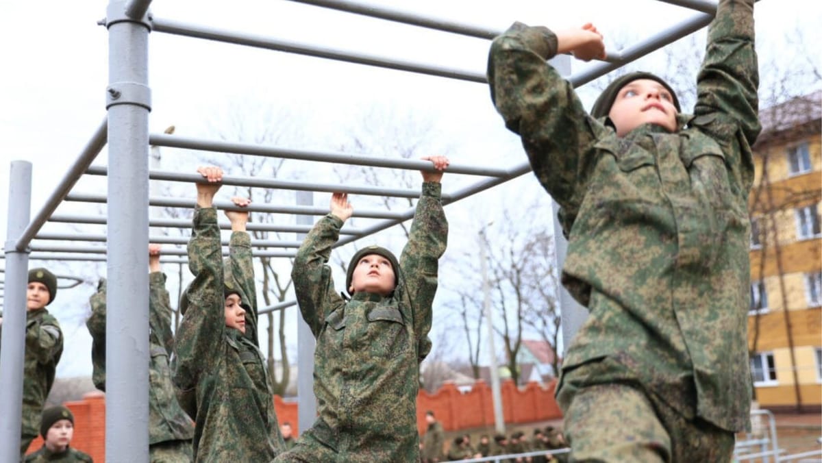 Elevi în uniforme de soldați și lecții de propagandă pro-rusă: Cum este politizată educația din stânga Nistrului