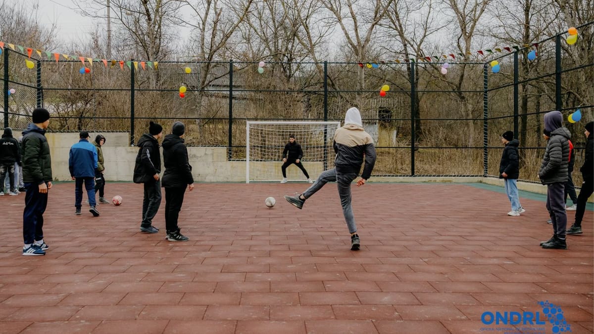 FOTO/ Copiii și tinerii din Hoginești au un teren nou de minifotbal în centrul satului, construit prin „Satul European”