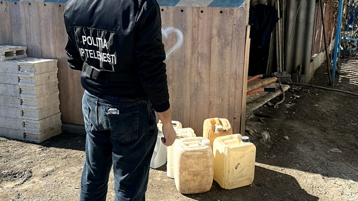 VIDEO/ Un tânăr de 25 de ani, reținut după ce ar fi furat motorină din camioane parcate în raionul Telenești