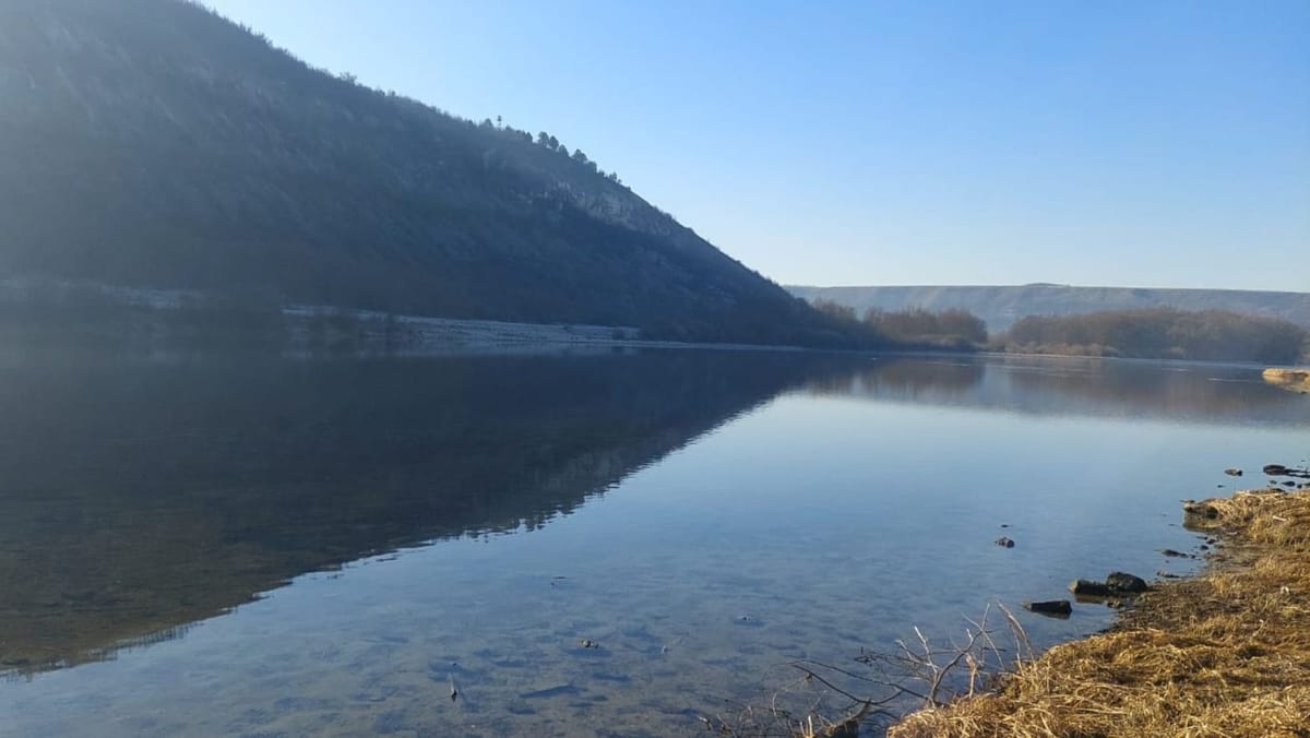 În Nistru ar fi ajuns circa 1,5 tone de produs petrolier. Autoritățile din Soroca au dispus sistarea imediată a captării apei