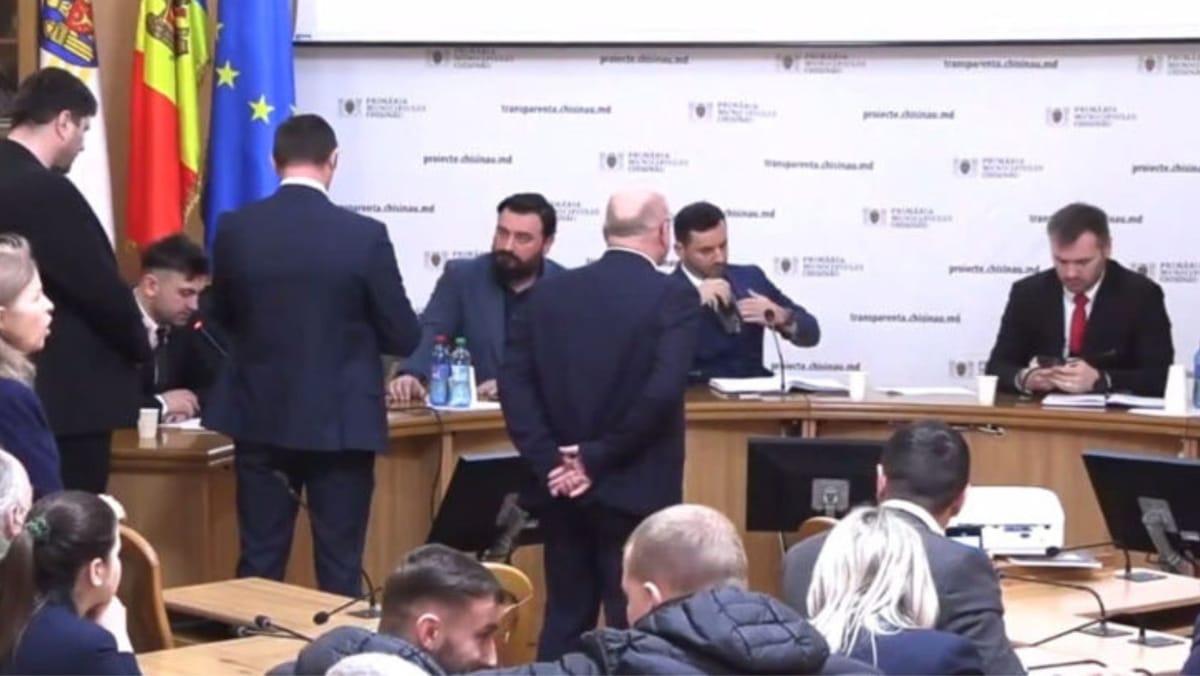 Scandal la Primăria Chișinău: consilierii PAS și MAN nu au putut împărți sala de ședințe. A fost chemată poliția