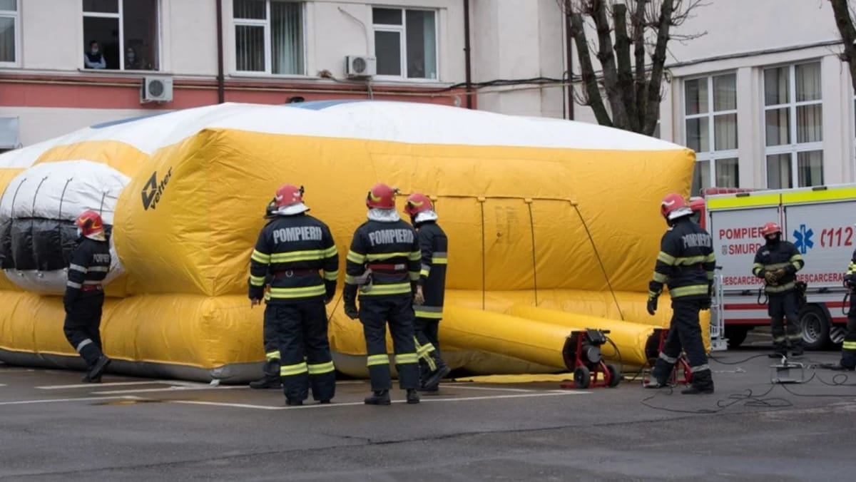 Băiat de 18 ani, salvat după ce s-a aruncat în gol de la etajul opt al unui bloc locativ din Durlești