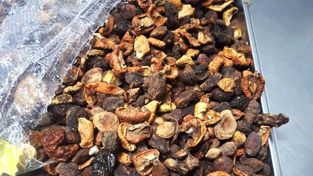 Peste zece tone de fructe uscate cu mucegai, depistate la intrarea în R. Moldova - FOTO/VIDEO