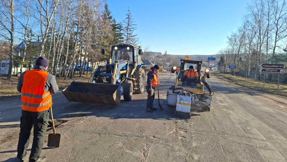 Intervenții pe drumurile naționale. Drumarii continuă să repare gropile apărute după iarnă