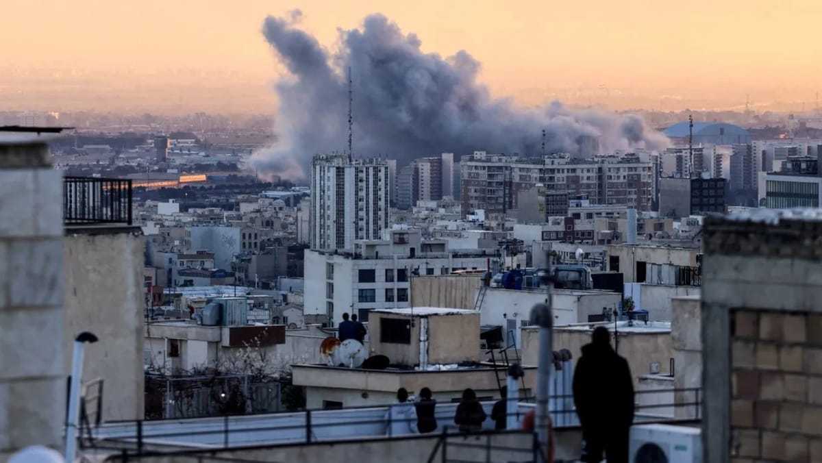 Noi atacuri în Orientul Mijlociu. Iranul lovește Israelul și baze americane, în timp ce Trump vorbește despre negocieri