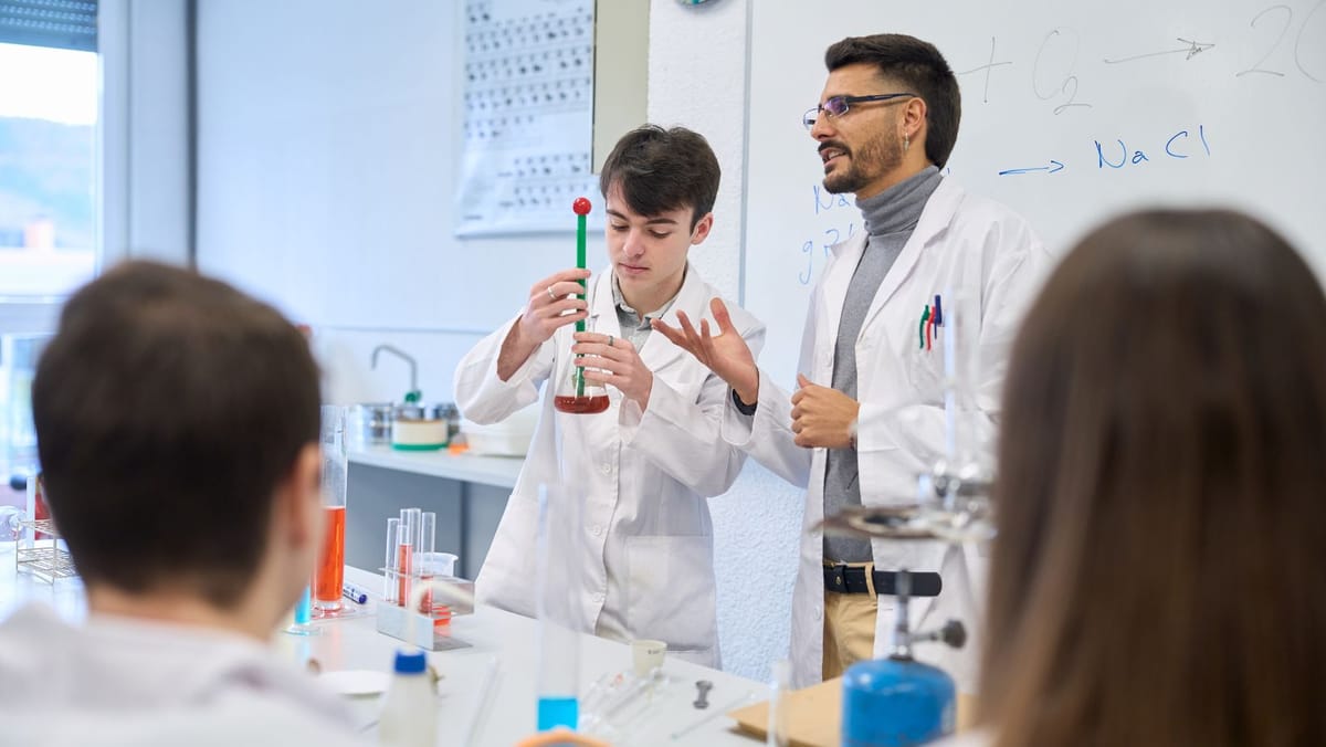 Liceele din R. Moldova pot primi laboratoare moderne de chimie și fizică. Detalii despre concursul lansat de minister