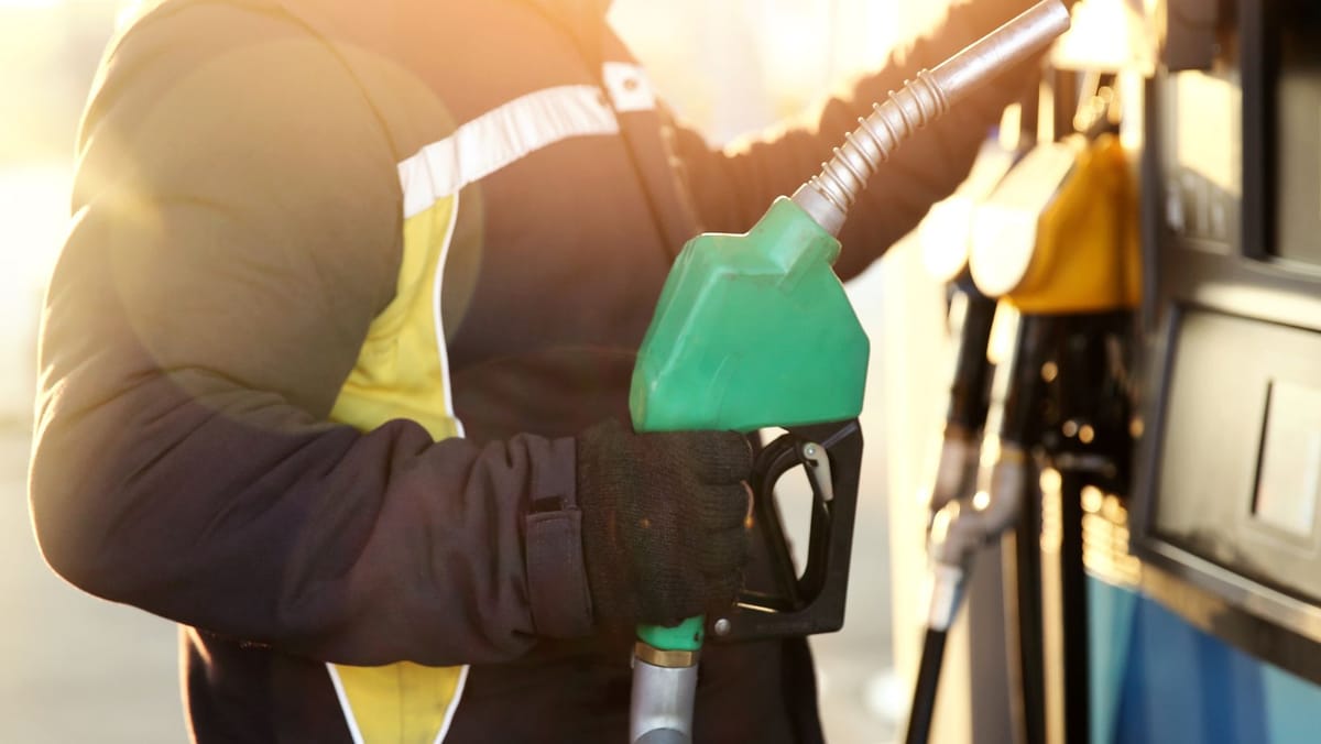 Weekend cu prețuri mai mari la pompă. Motorina crește cu 63 de bani, iar benzina cu 21 de bani