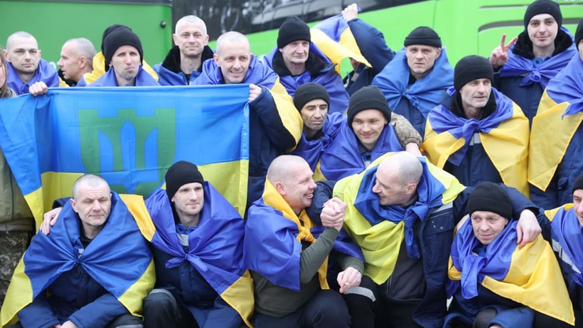 FOTO/ Kievul și Moscova au început un nou schimb de prizonieri. 200 de militari au fost deja eliberați