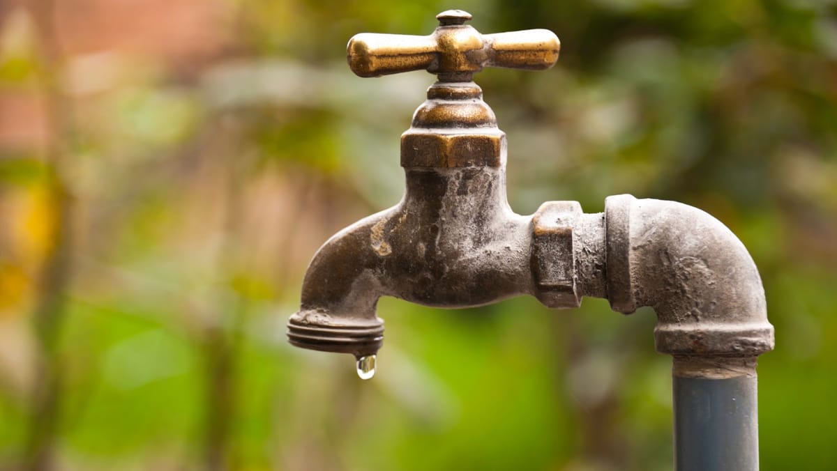 Locuitorii municipiului Bălți au rămas fără apă potabilă, iar unele școli au trecut la program redus după poluarea Nistrului