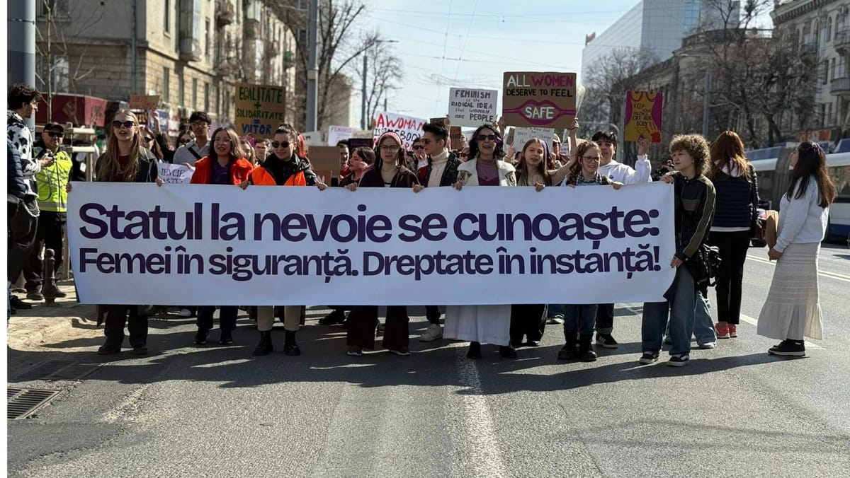 GALERIE FOTO/ Zeci de persoane au participat la Marșul Feminist din Chișinău: „Viața femeilor nu se negociază”