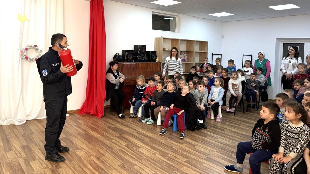 Mii de copii din școlile și grădinițele din țară învață cum să reacționeze în situații de urgență
