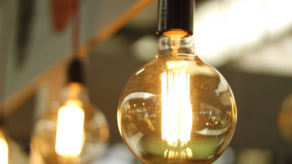 ANRE amână decizia privind noile tarife la energia electrică din cauza crizei regionale