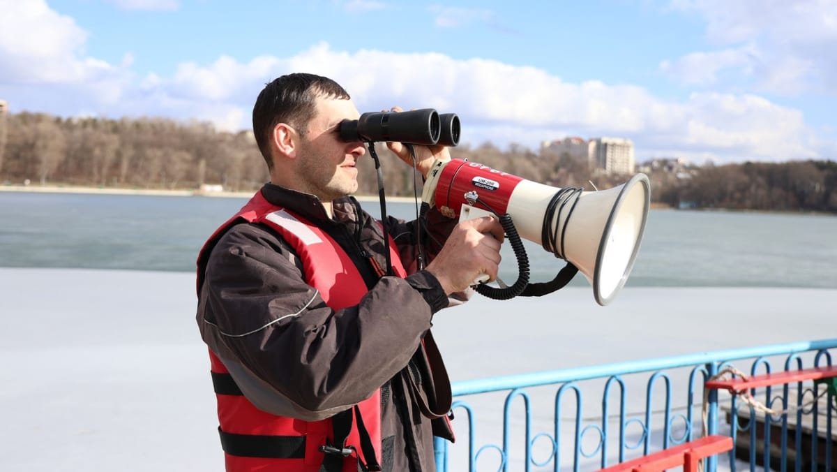 Două minore, salvate de sub gheața unui lac din Chișinău