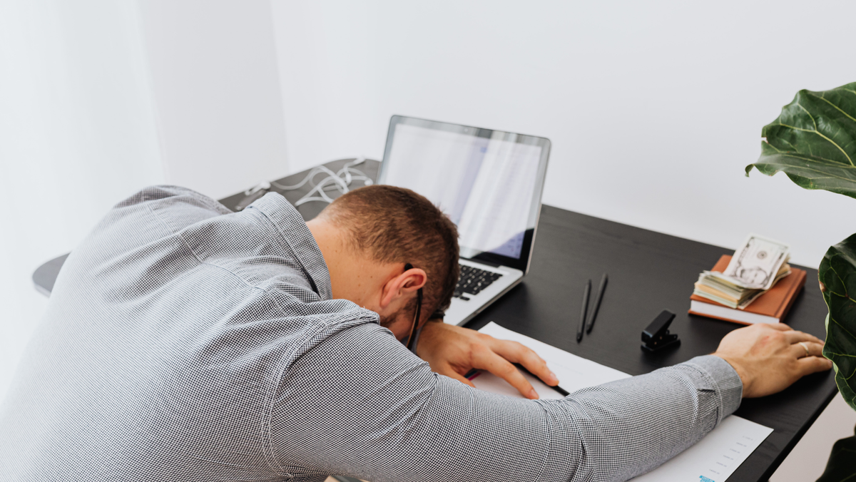 „Drepturile nu se negociază la telefon de pe plajă” - CNSM: Munca în orele și zilele libere se plătește dublu