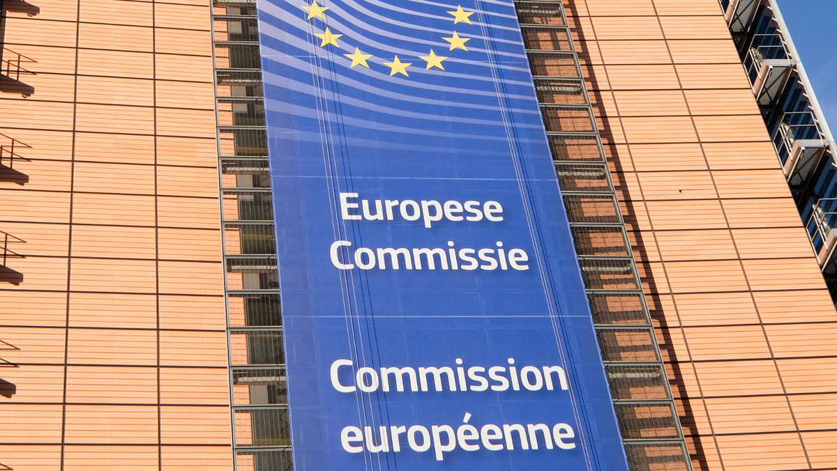 Comisia Europeană analizează măsuri pentru protejarea industriei de scumpirea energiei