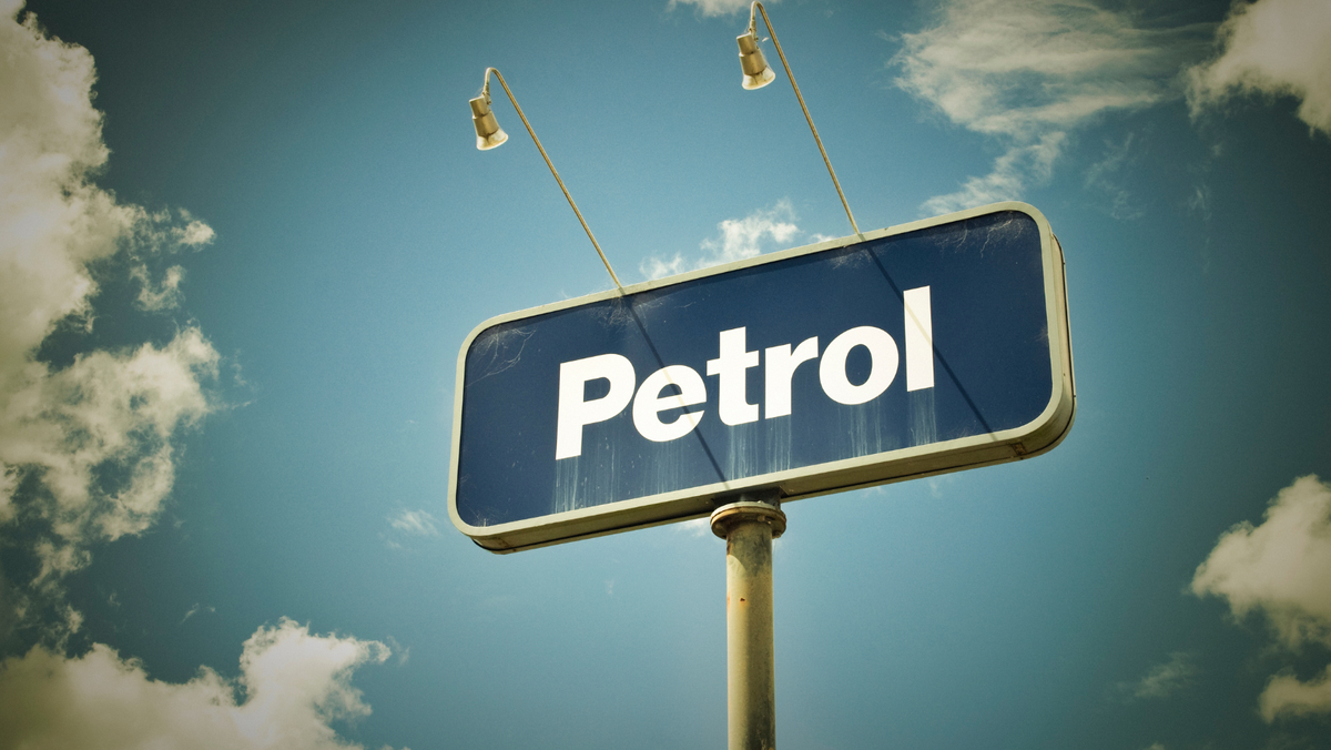 Petrolul se scumpește puternic din cauza războiului din Iran, aurul se ieftinește