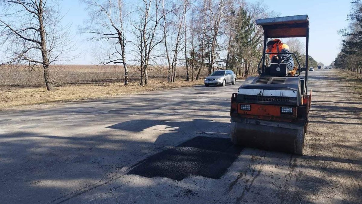 Mai puține gropi: drumarii intervin și în weekend pe drumurile naționale