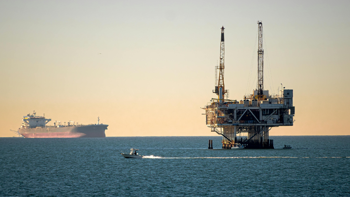 Pericol ecologic major în Golful Persic: 85 de petroliere cu 21 de milioane de tone de petrol, blocate în Strâmtoarea Ormuz