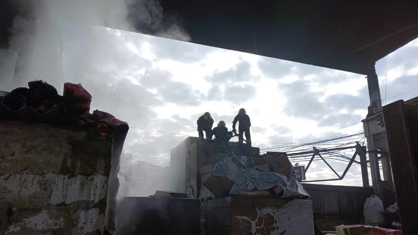 FOTO/ Incendiu la un depozit din Chișinău: un bărbat a suferit arsuri în timp ce încerca să stingă flăcările