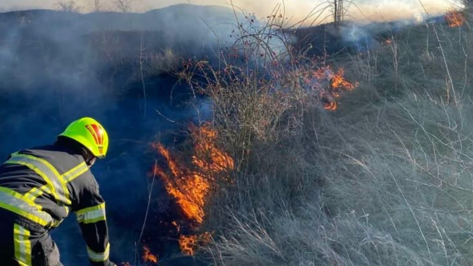 Incendiu de vegetație la Glodeni: un bărbat a ajuns la spital după ce a încercat să stingă focul