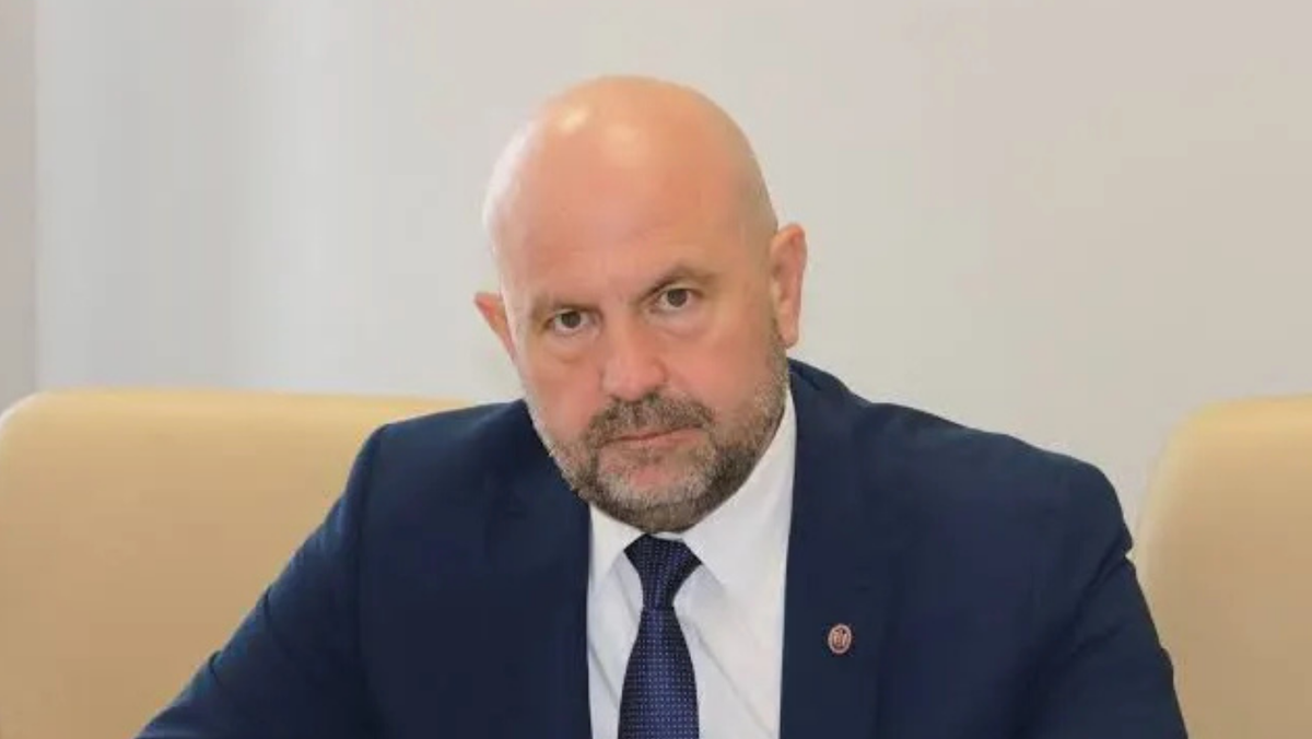 Statul nu va plafona prețurile la carburanți, anunță Vladimir Bolea motivul