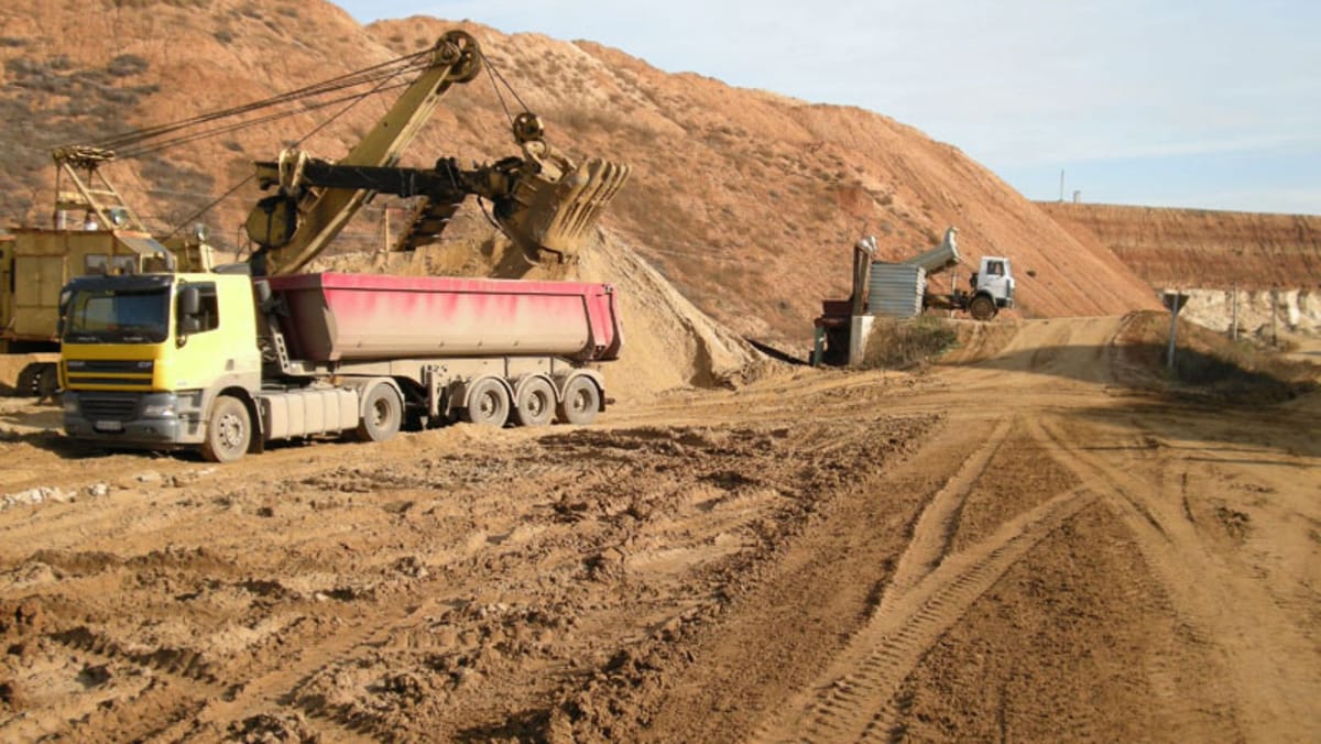 Autoritățile intervin: lucrările de extragere a nisipului și prundișului din Coșnița sunt suspendate