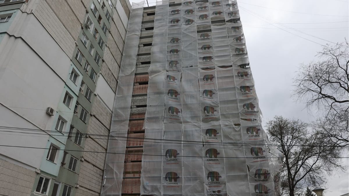 FOTO/ O clădire cu 14 etaje din Bălți este reabilitată termic. La ce etapă sunt lucrările