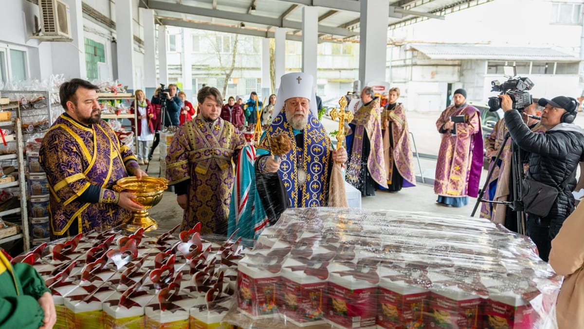 FOTO/ Tradiție păstrată în Săptămâna Patimilor: Mitropolitul Vladimir a sfințit produsele pascale direct în fabrică
