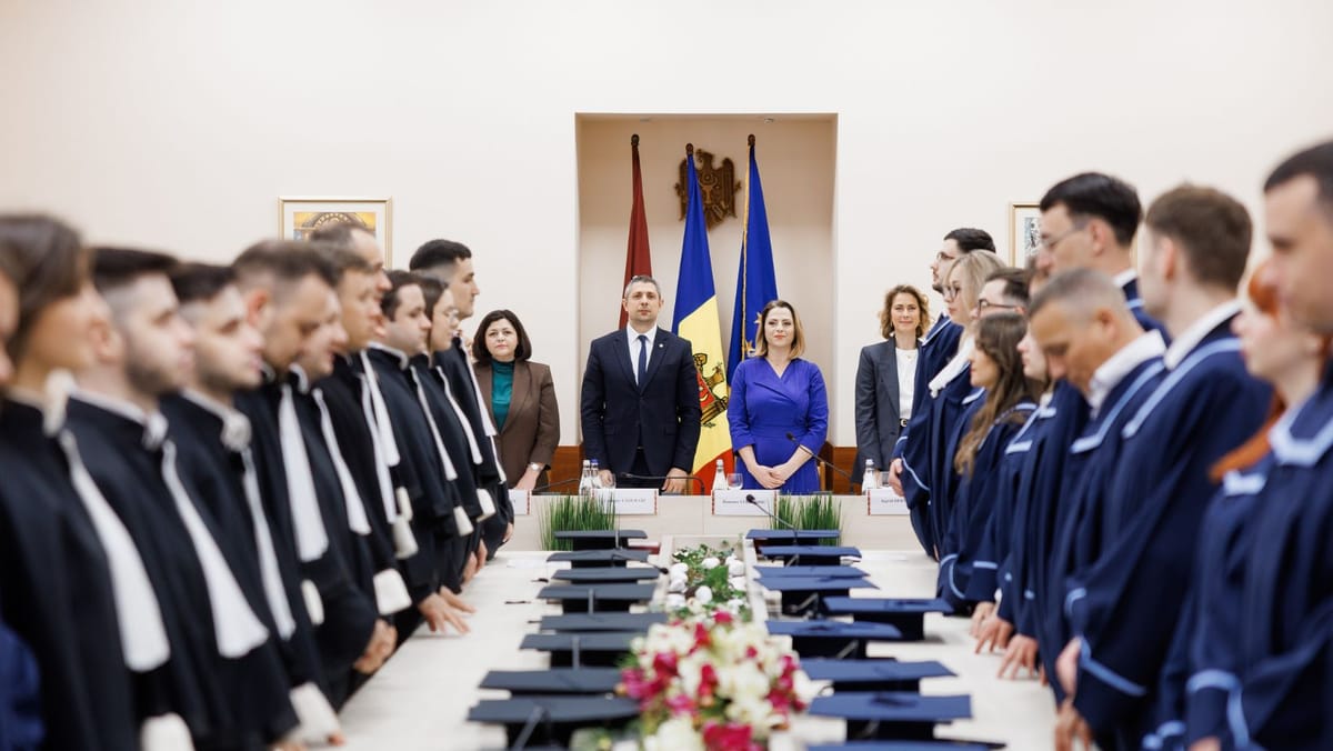 FOTO/ O nouă generație intră în sistemul de justiție: 30 de absolvenți ai INJ au primit atestatele