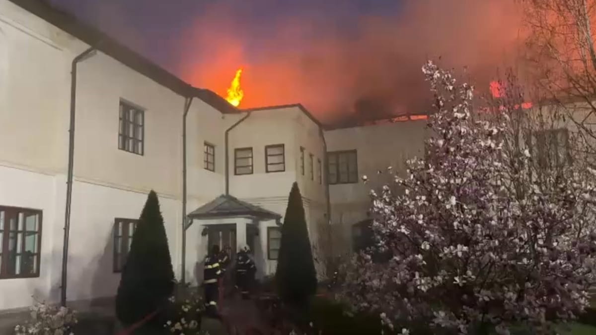 FOTO/VIDEO Incendiu violent în clădirea chiliilor unei mănăstiri din România. O femeie a fost găsită fără suflare