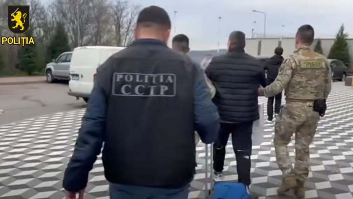 VIDEO/ Moldovean dat în căutare pentru trafic de persoane, extrădat din Cehia și plasat în arest preventiv