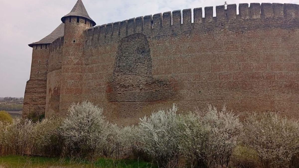 VIDEO/ O parte din zidul Cetății Hotin s-a prăbușit. Se caută bani pentru restaurarea monumentului istoric