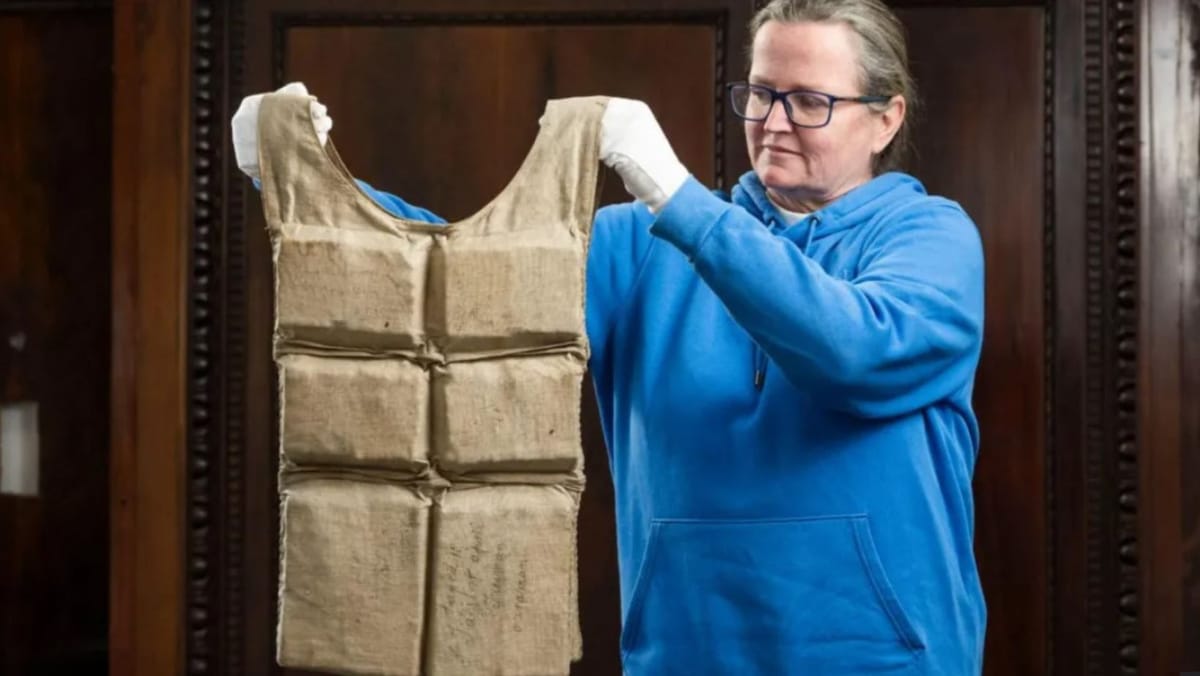 O vestă de salvare purtată de o supraviețuitoare a Titanicului, vândută la licitație cu 670.000 de lire sterline