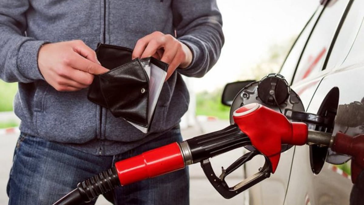 În weekend motorina se ieftinește, iar benzina se scumpește ușor. Cât vor plăti șoferii