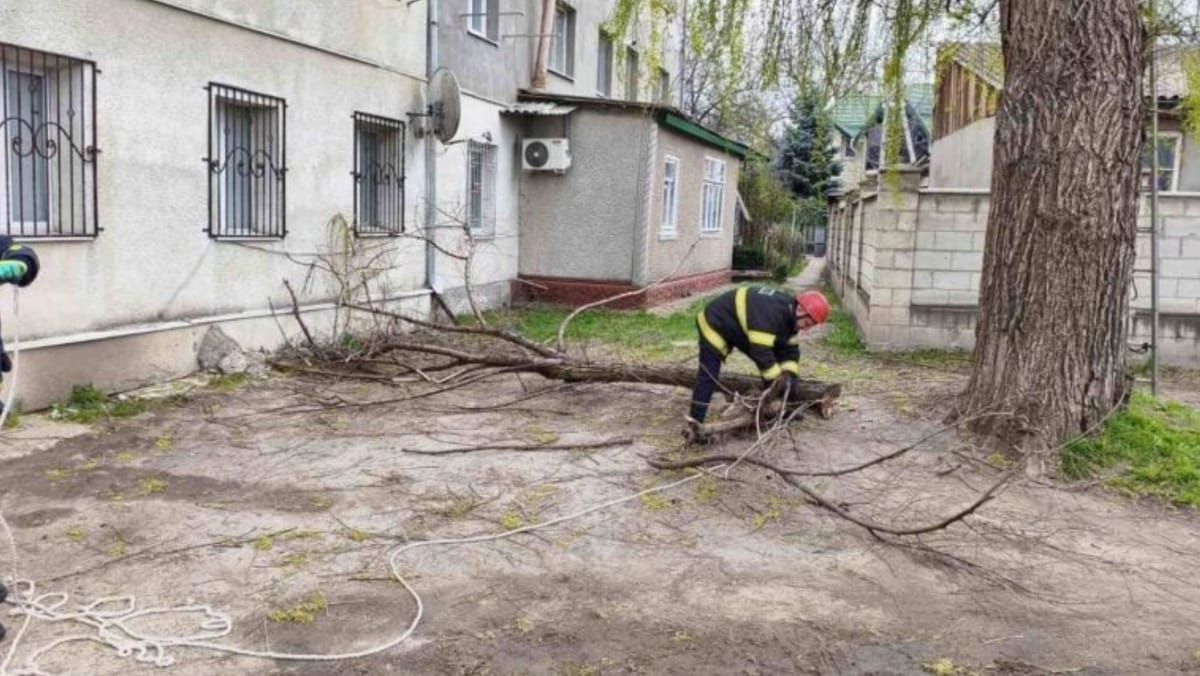 ACTUALIZARE/ Din cauza vântului, mai multe localități din centrul și sudul țării au rămas fără energie electrică