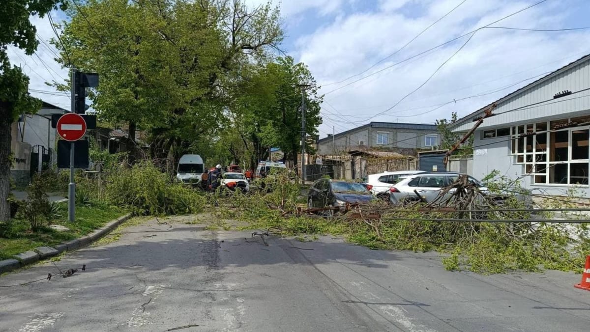 Vântul face victime. O femeie a ajuns la spital după ce un panou publicitar din Chișinău a căzut peste ea