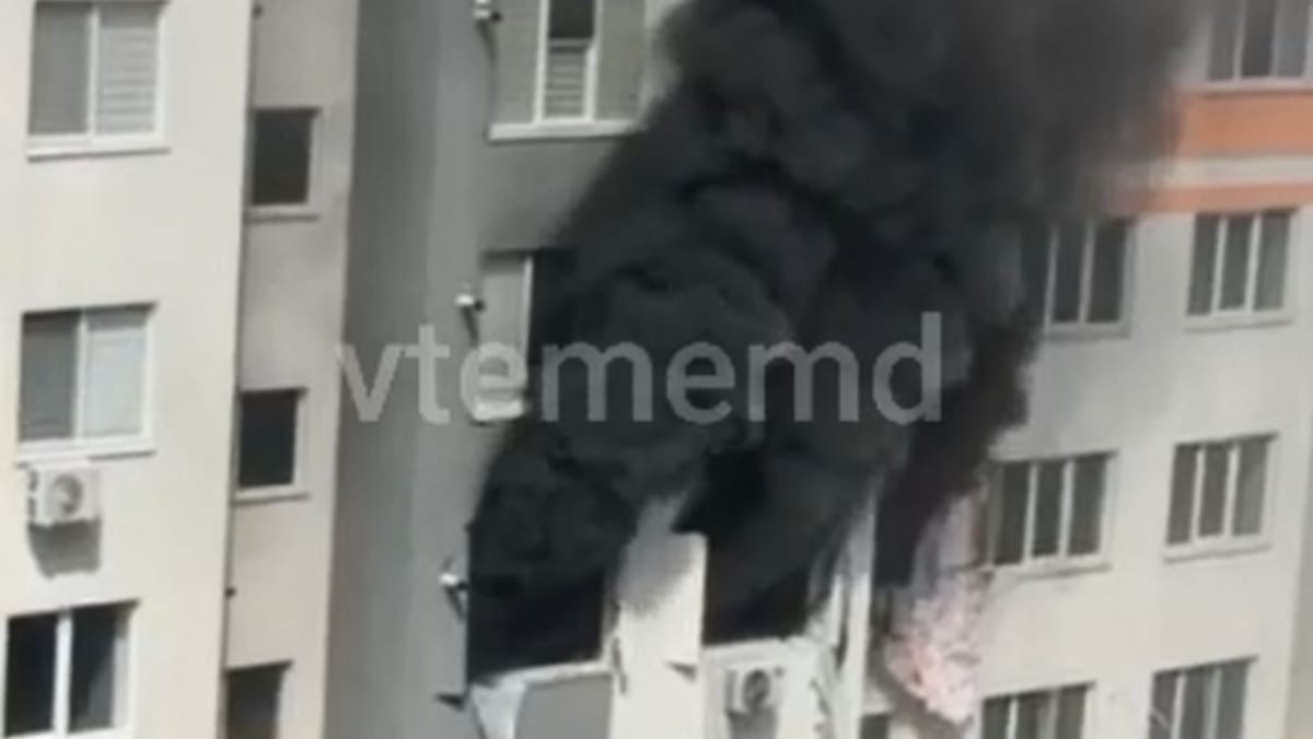 FOTO/VIDEO Incendiu într-un apartament din cartierul Telecentru. Angajații IGSU au salvat o femeie