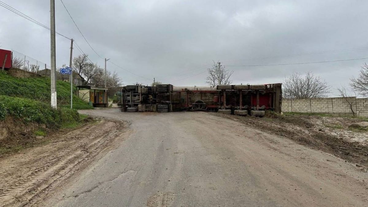 Un camion cu cereale s-a răsturnat în apropiere de Giurgiulești. Traseul R-34, blocat în zona localității